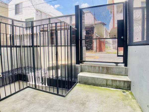 上階のベランダには緑を並べても可愛い。