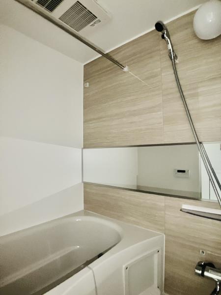 お部屋のテイストと統一された明るい木目のバスルーム。