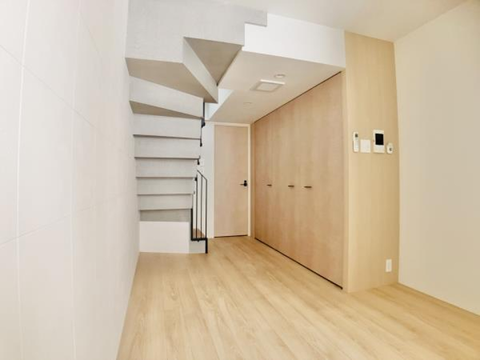 地下のお部屋と思えない明るさ。