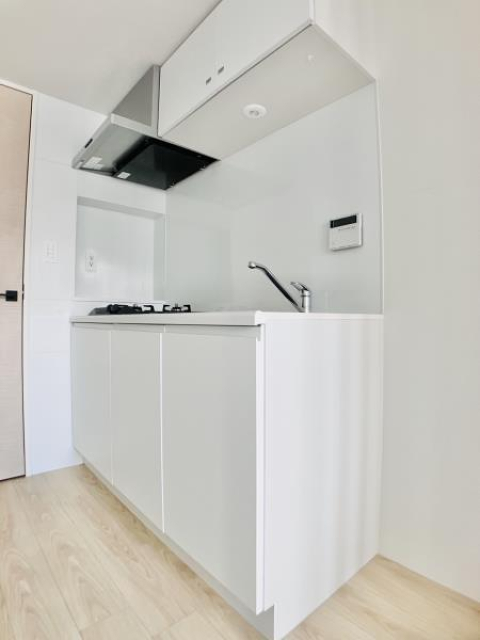 ホワイトなキッチン！冷蔵庫も真っ白なものが似合いそう。