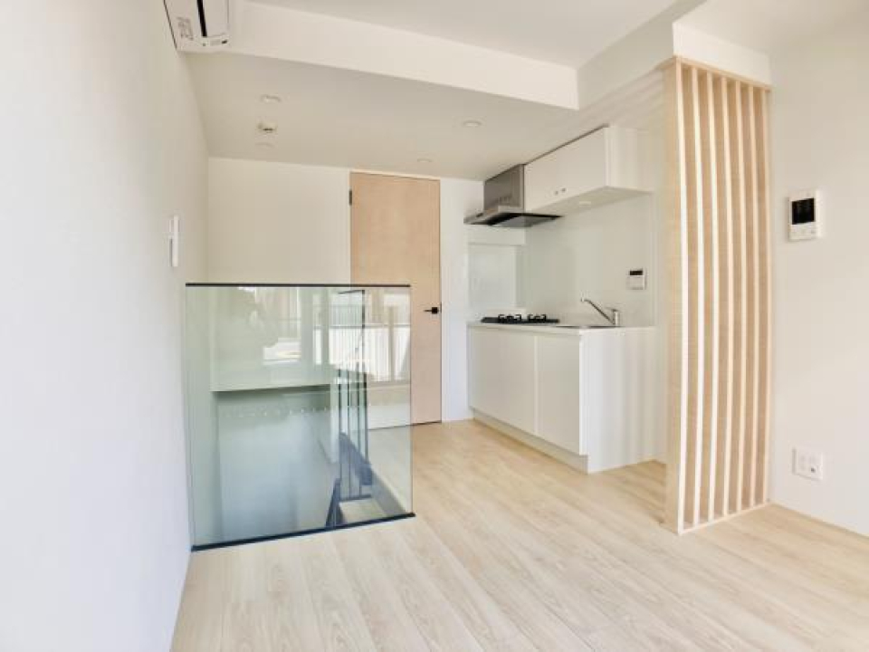 キッチンと居室は木のルーバーで空間が仕切られています。