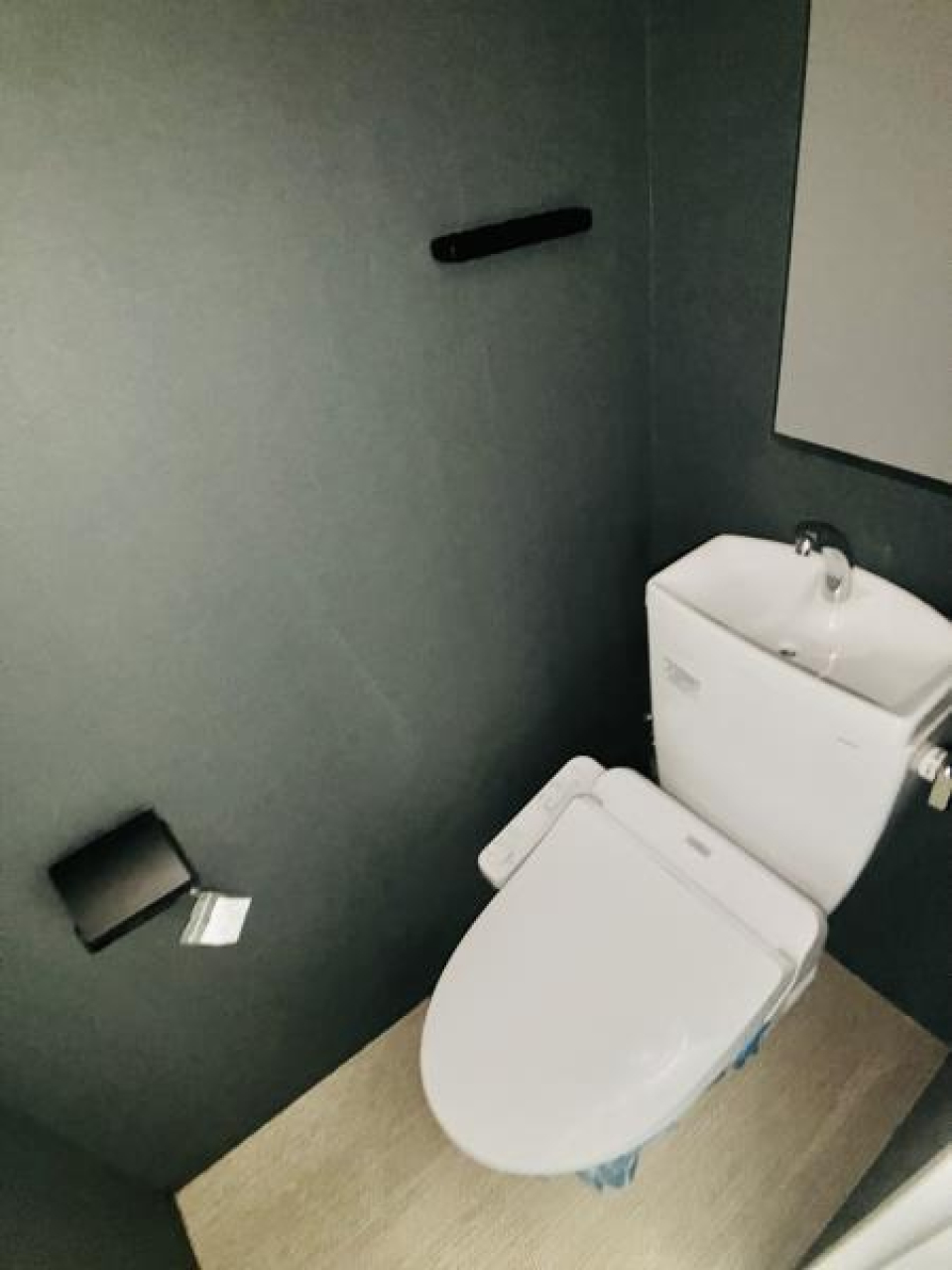 トイレは上階にあります。落ち着いたデザイン。