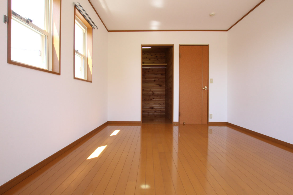 こちらは南側の7帖洋室。エアコンはありません。