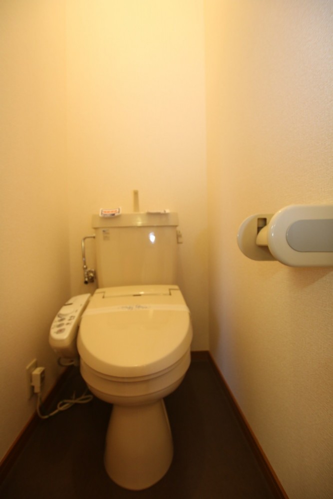 トイレはシャワートイレ。