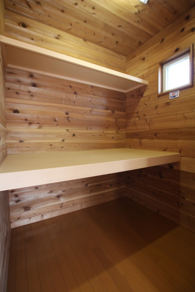 北側の洋室には納戸タイプのウォークインクローゼット。木の風合いがログハウスみたい。