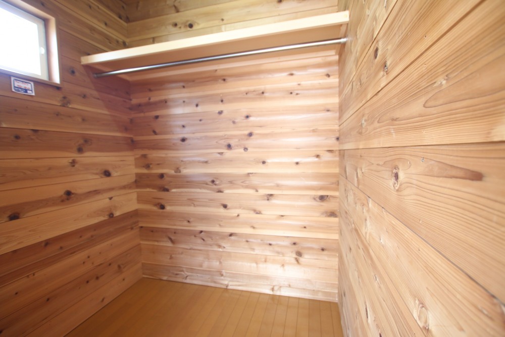 なんとこちらにもウォークインクローゼットが！クローゼットタイプなので洋服はこちら中心に。