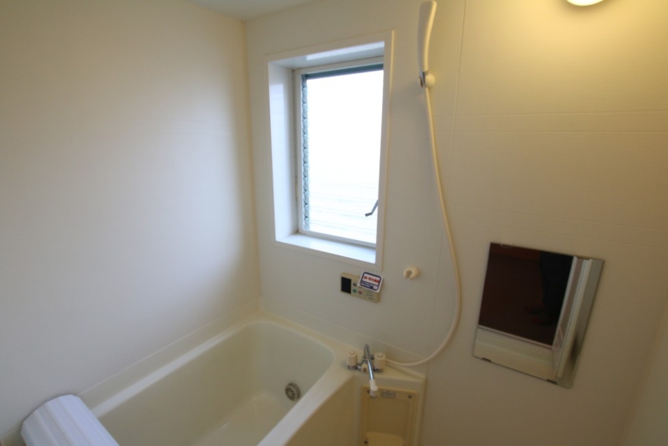 浴室は追い焚き機能付き。