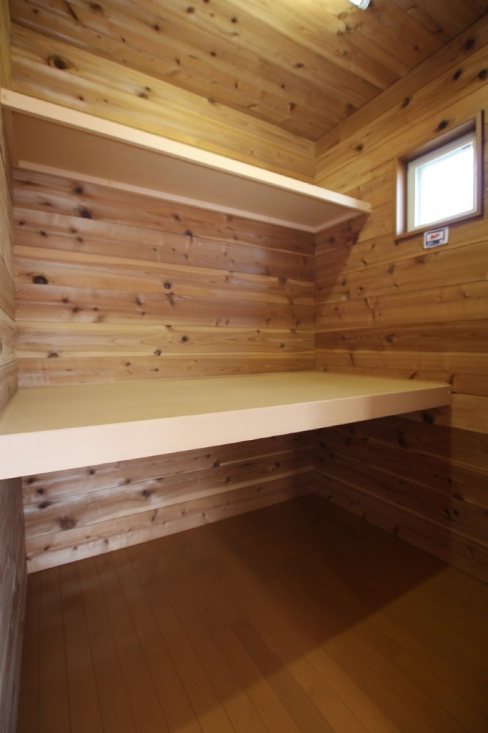 北側の洋室には納戸タイプのウォークインクローゼット。木の風合いがログハウスみたい。