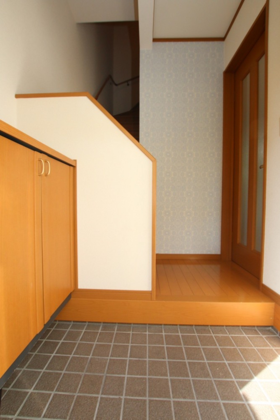 玄関からそのまま2階へアクセスできます。