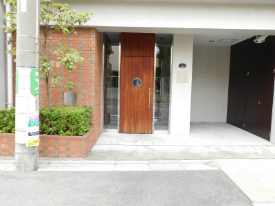 住人の方のエントランスは東側です