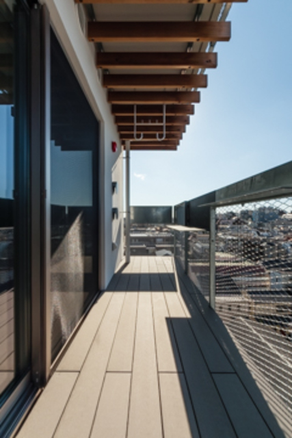 外の間、バルコニー。日本家屋を思わせる庇にぬくもりを感じる
※写真は同タイプ住戸です