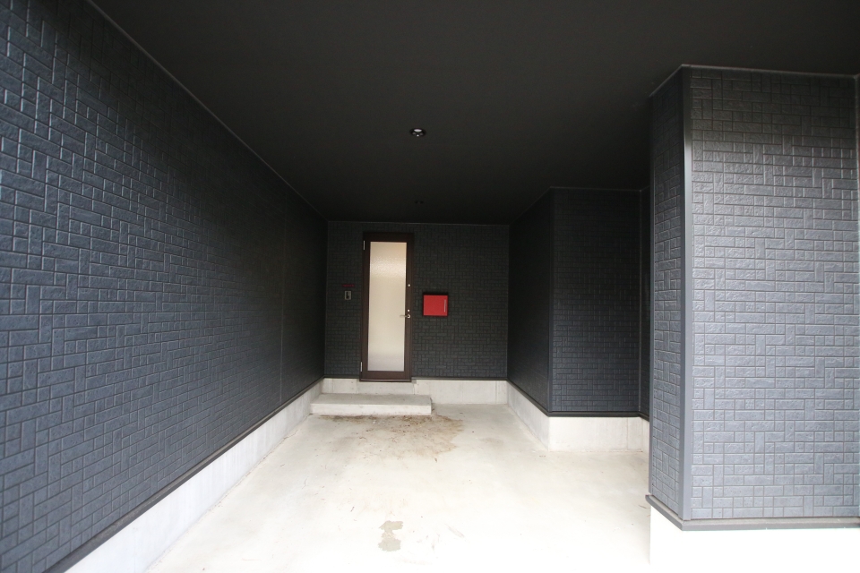 玄関横にポスト付いてます