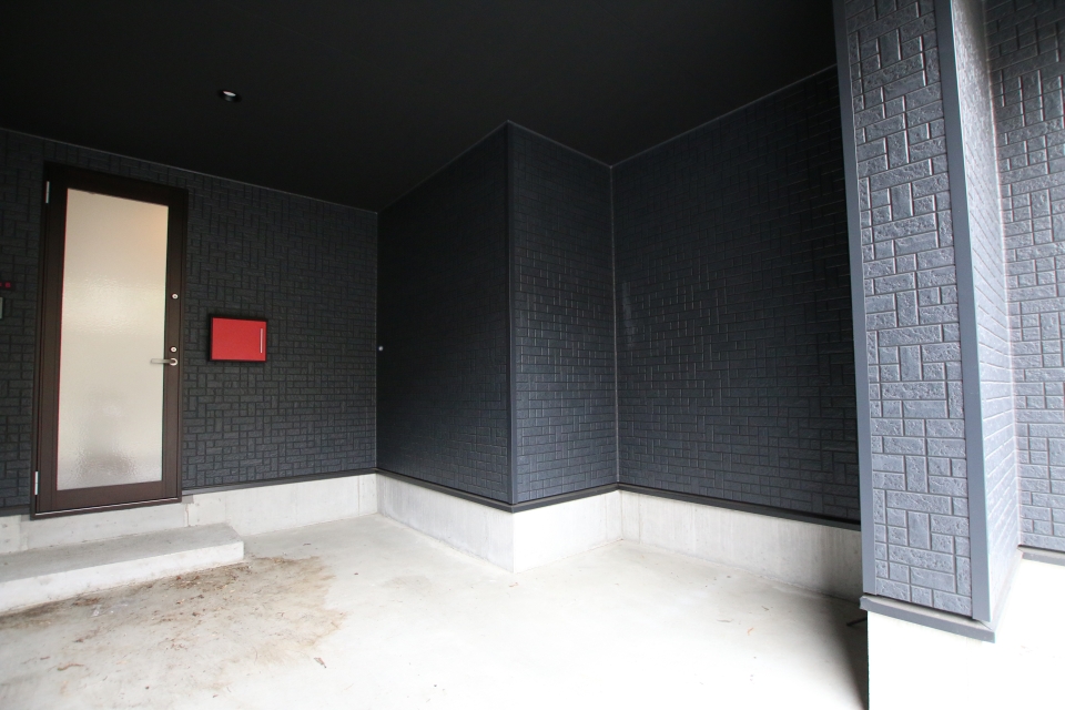 ガレージ手前にはオープンスペースの収納があります