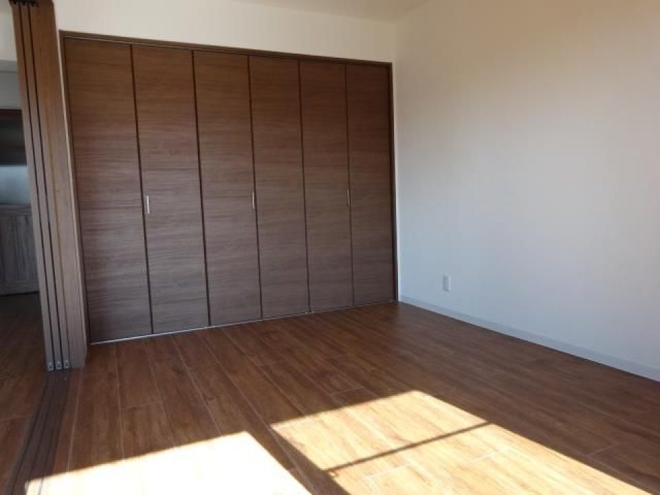 木目調のクローゼットで気分も落ち着きますね。