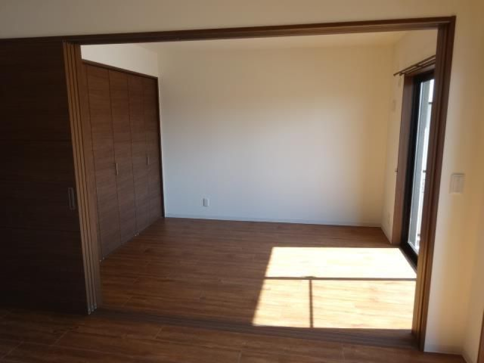 LDKの隣に洋室5.5帖。