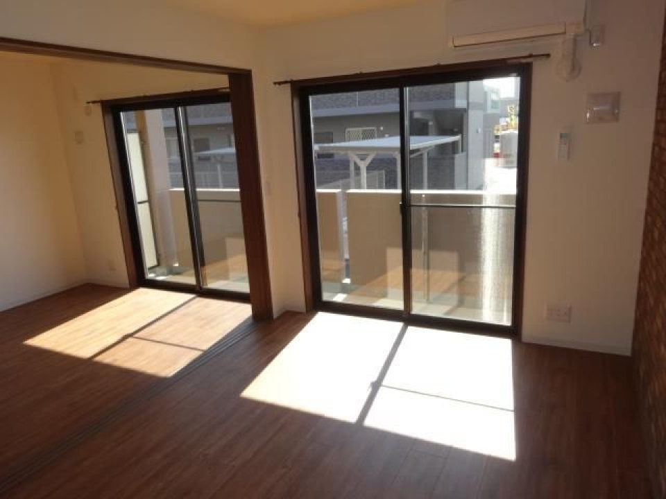 LDK・洋室の窓からバルコニーに出られます。