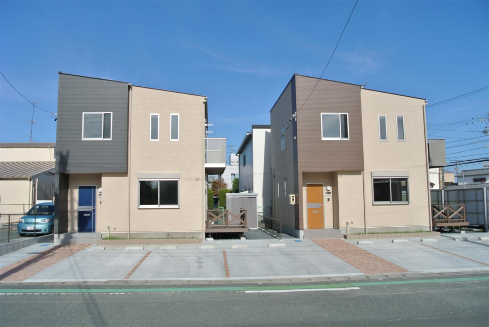 モダンな外観。ウッドデッキが魅力です！