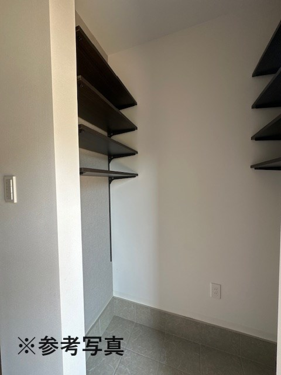 玄関隣にはシューズなどの収納スペースがあります。