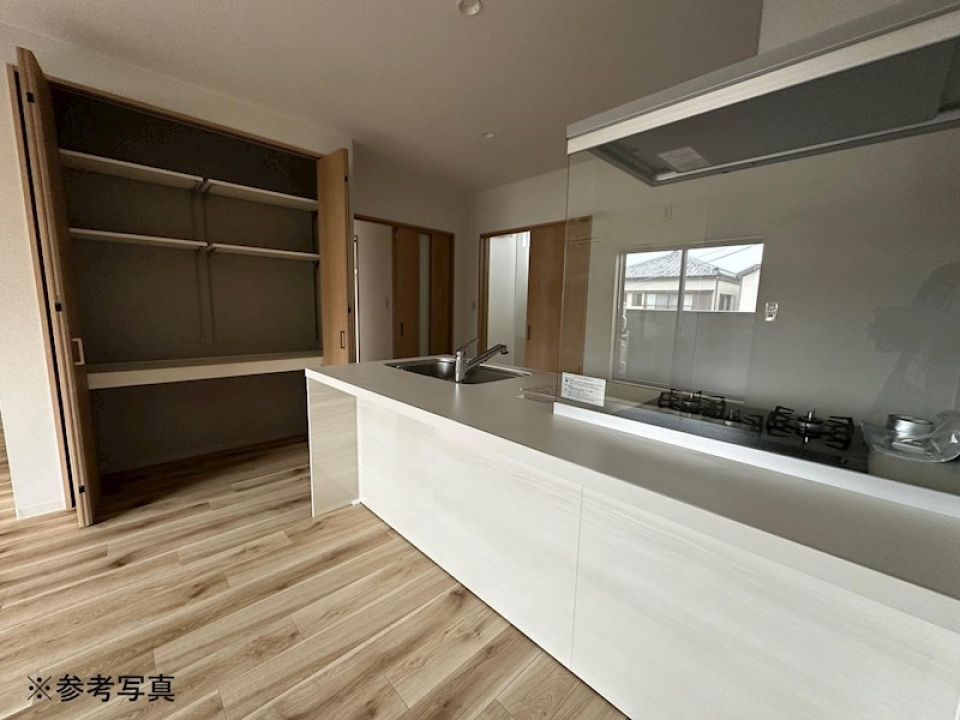 LDKは15.10帖。　明るい木目が落ち着く。