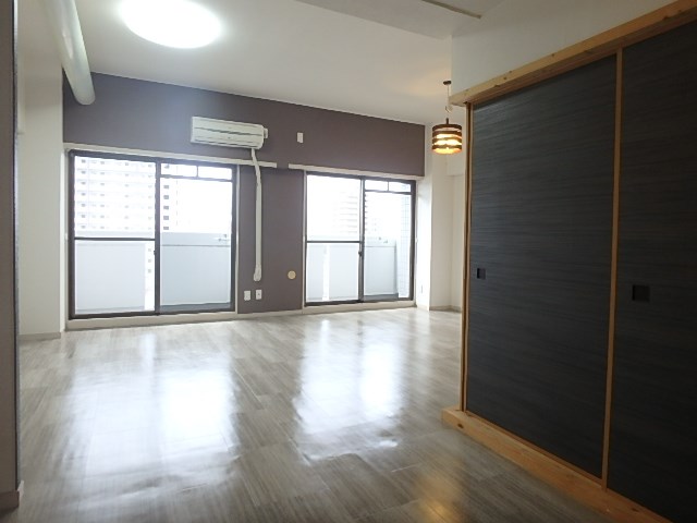 LDKは広々16.5帖。　南面採光で日当たり良好