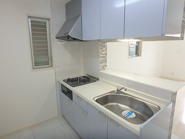 対面式のキッチンスペースは少しコンパクト