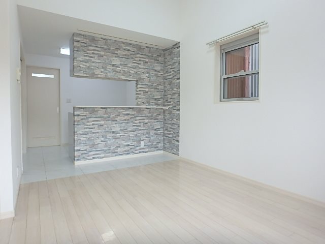 キッチン側には石レンガ風の壁紙があります。