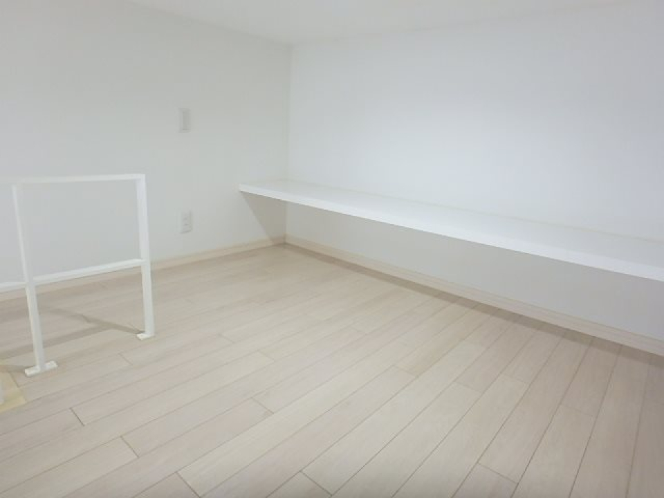 ちょっとしたカウンターテーブルがあるので本棚としても使えそう。