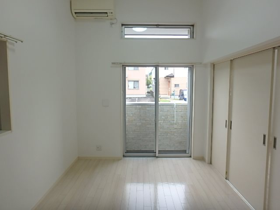 天井の高い、白を基調としたシンプルな内装