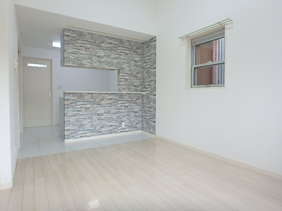 キッチン側には石レンガ風の壁紙があります。