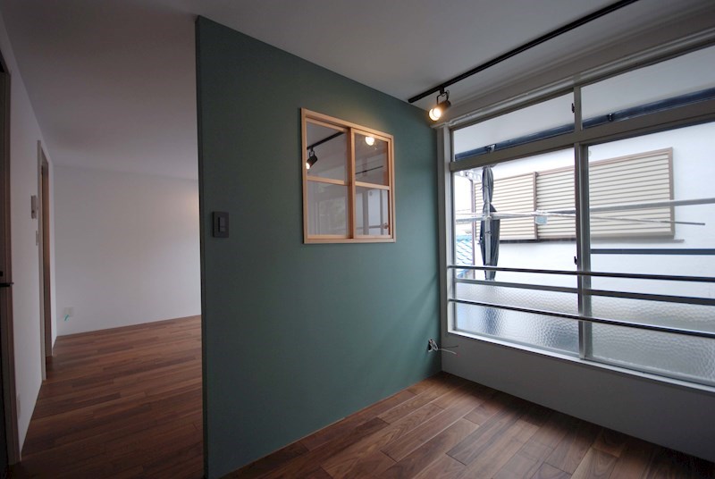 ダークグリーンと小窓がかわいい