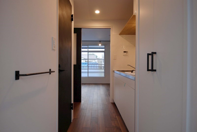 玄関から。アイアン金具がおしゃれ◎