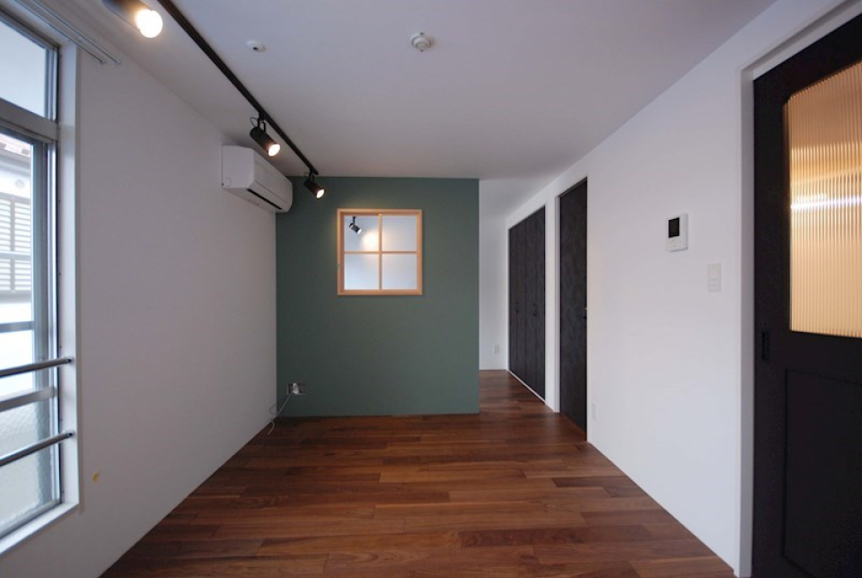 造作壁でゆるりとゾーニング。色のコントラストが素敵な空間