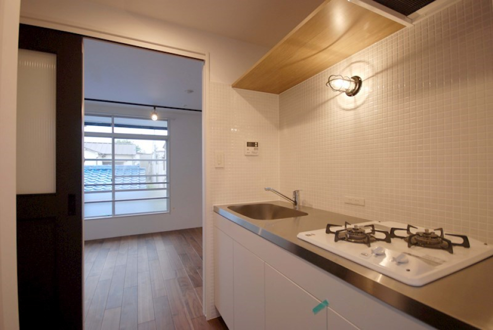 2口コンロ付きのキッチン。タイルとライトがかわいい