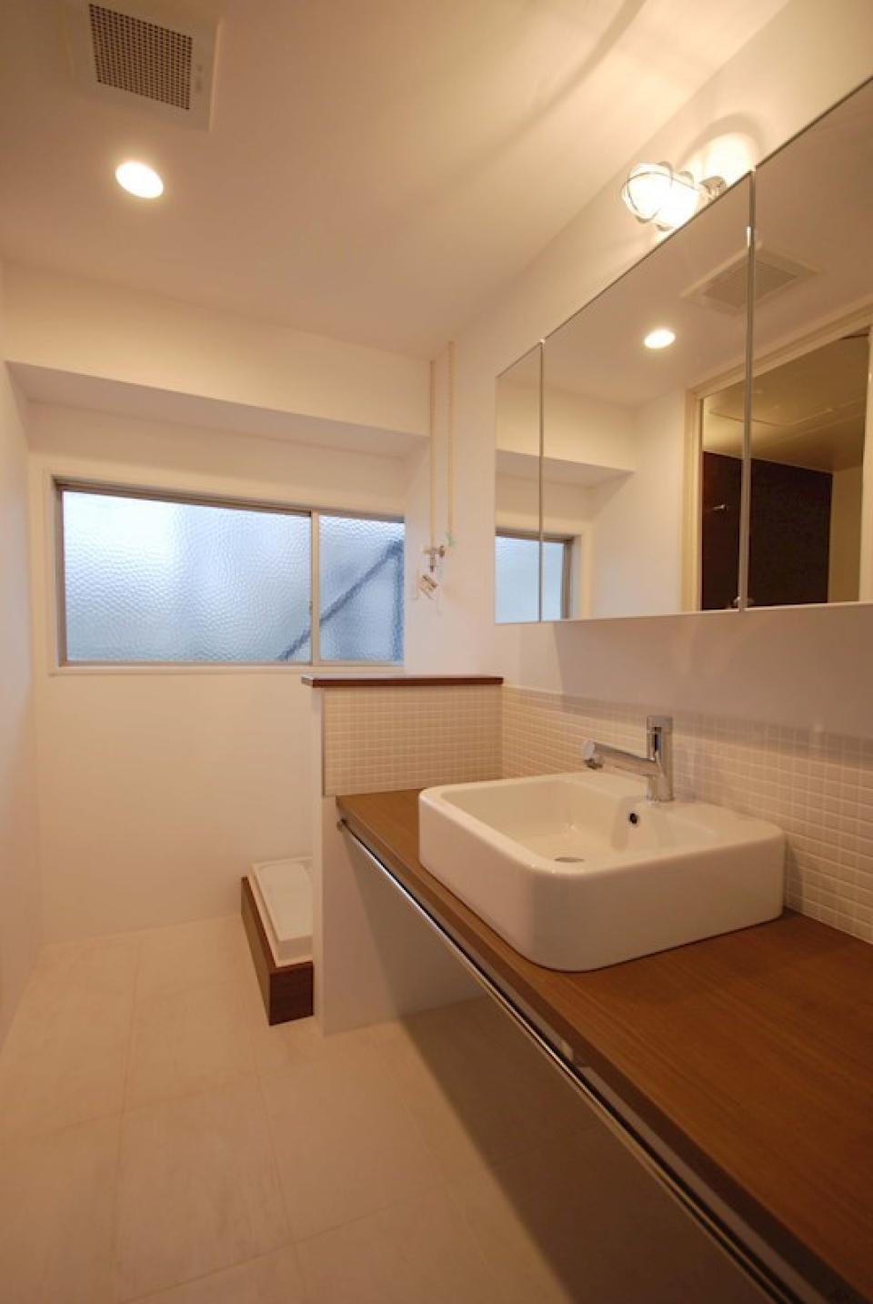 洗面室。洗面台のタイルはかわいいし、ふたりで並べるくらいのたっぷり幅です