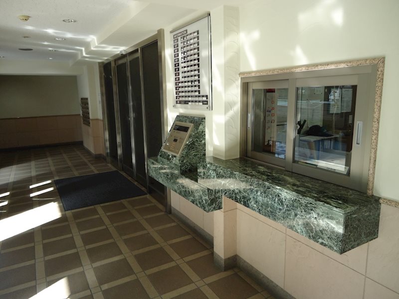 立派なエントランスホール