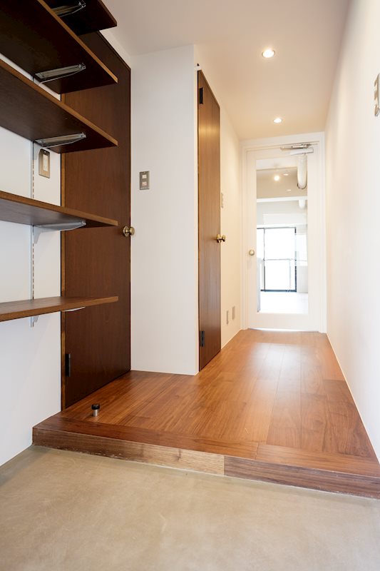 ガラス扉から玄関まで光が広がります