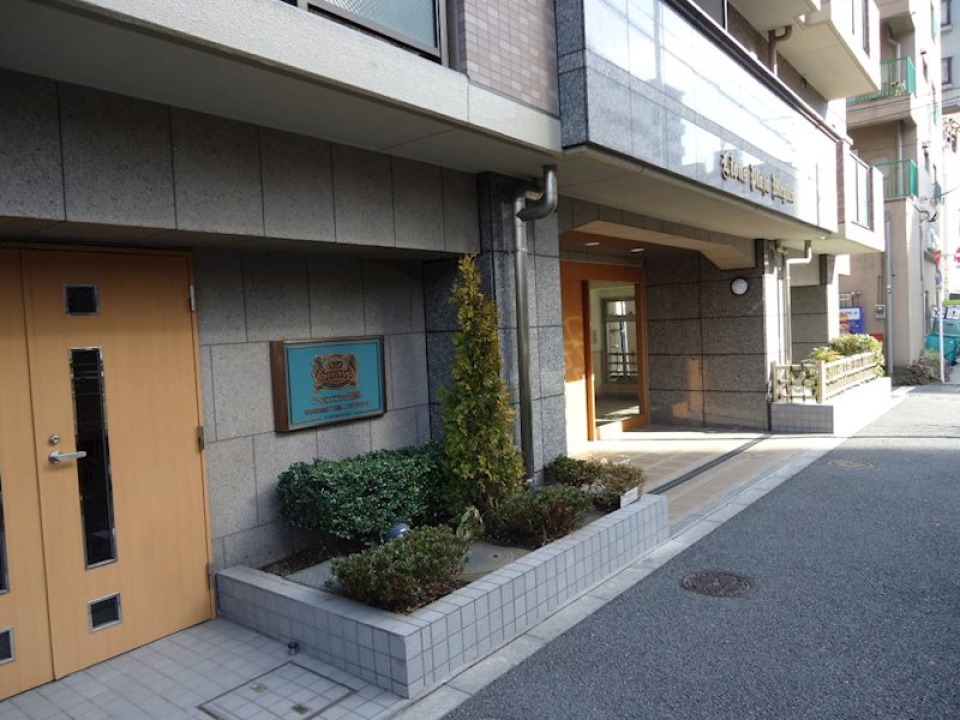 山手通り沿いに建っています