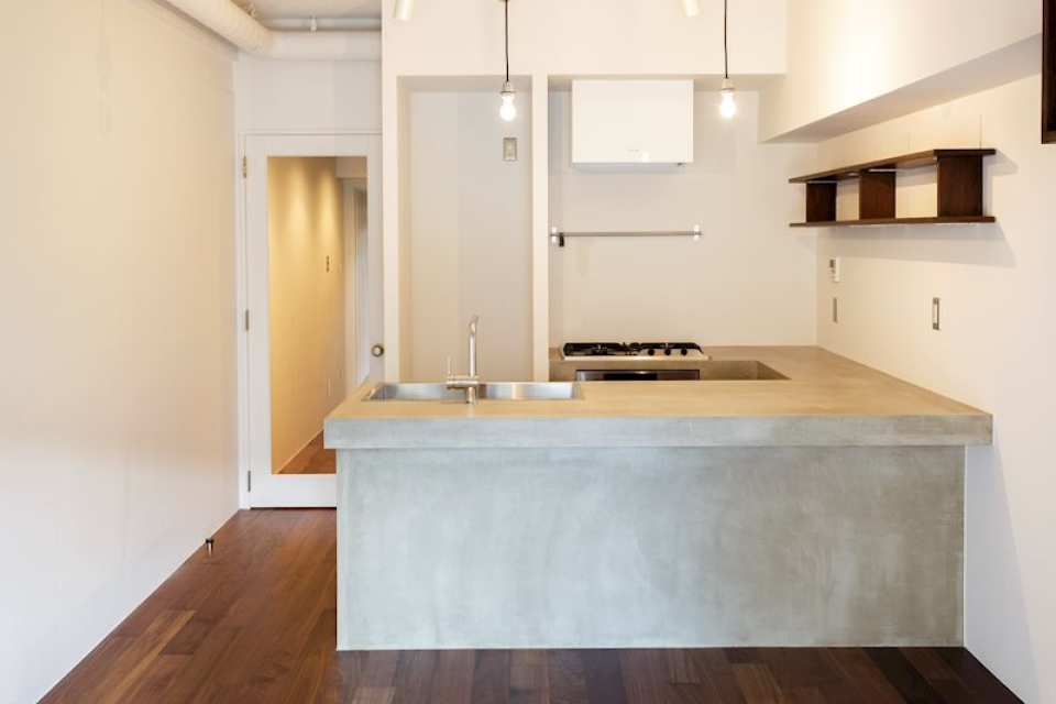 コの字のモルタルキッチンでシェフ気分に