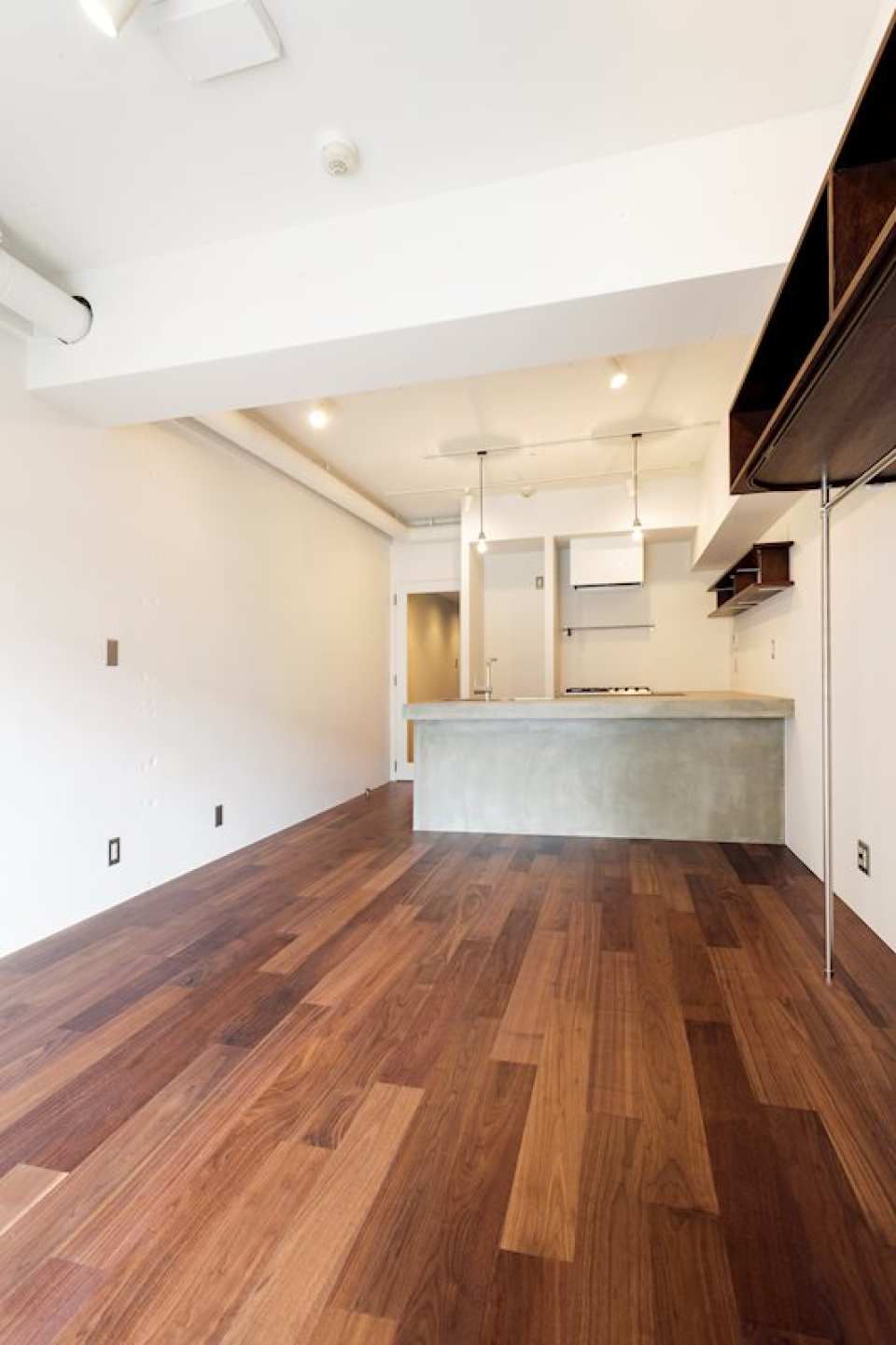 ウォルナット系の落ち着いたフローリング・収納で上質な雰囲気に