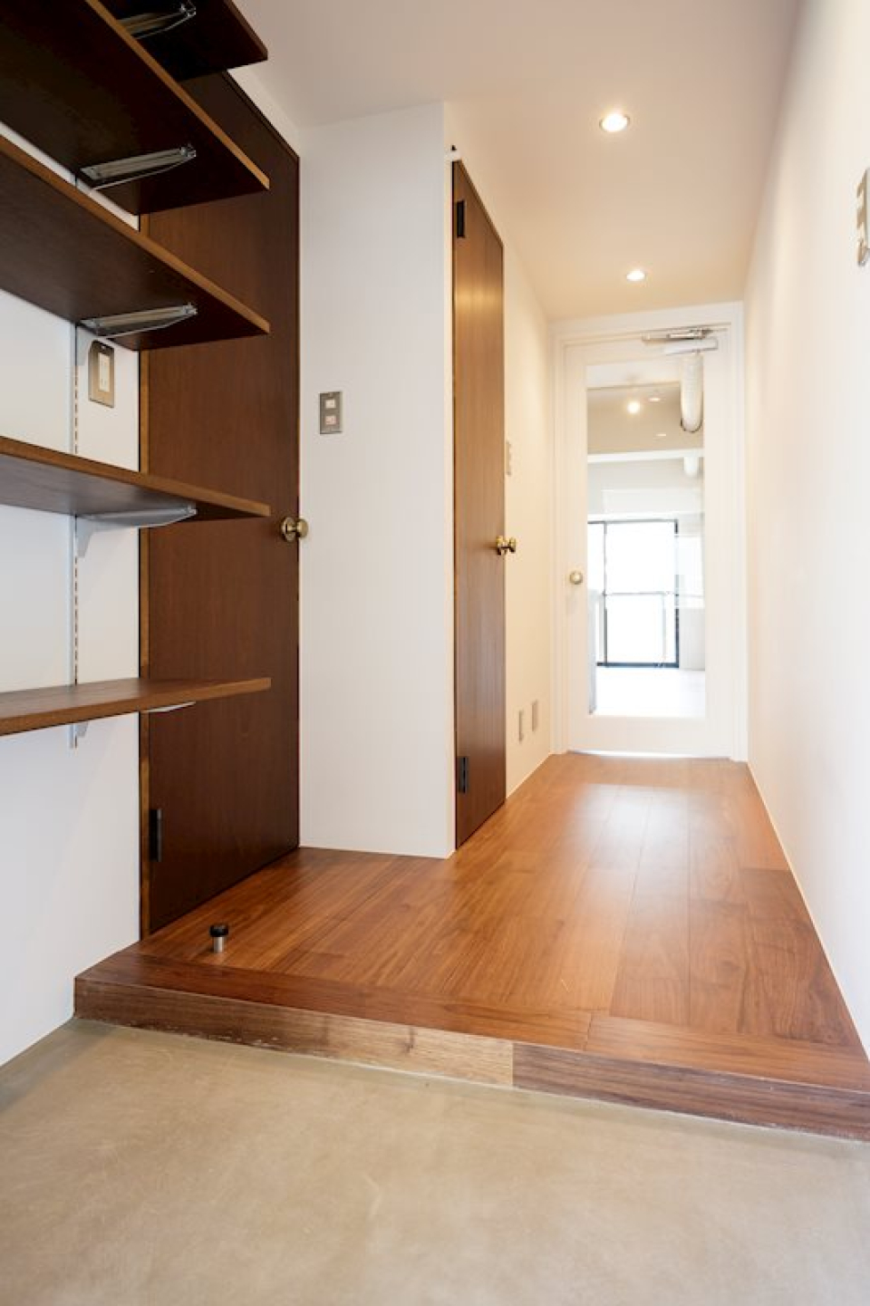 ガラス扉から玄関まで光が広がります