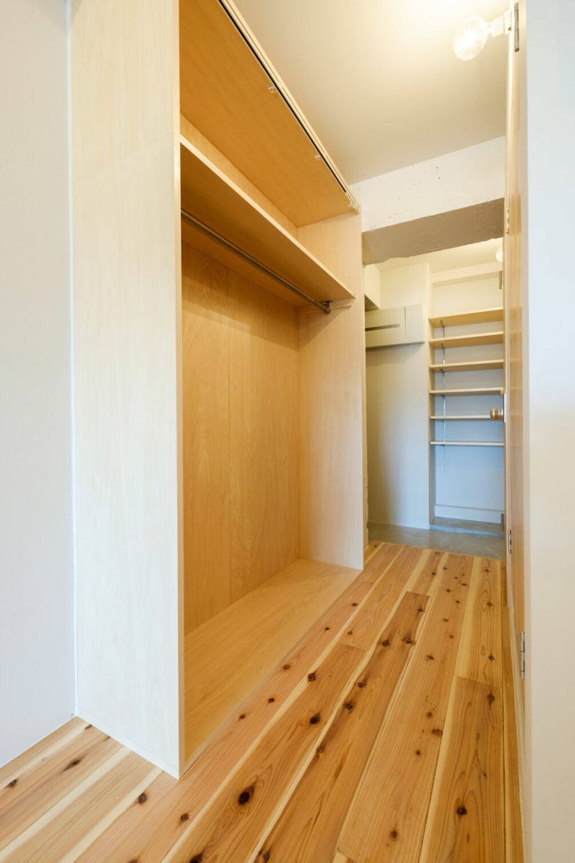 廊下にあるオープンクローゼットはカーテンでゆるっと隠すこともできます