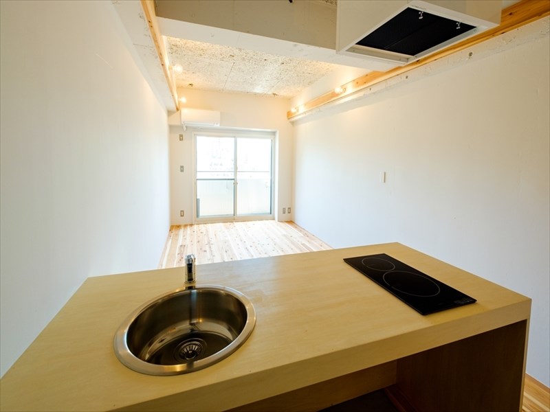 木のワークトップが特徴的な対面キッチン