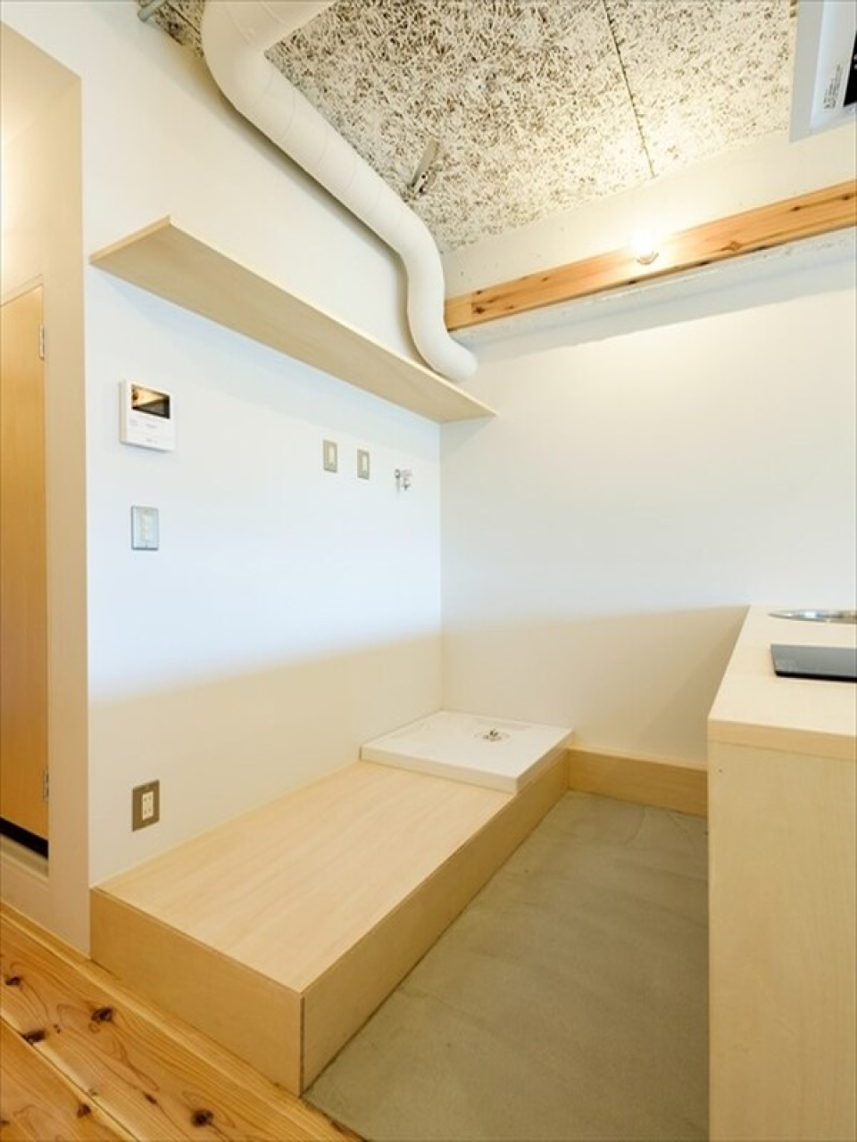 背面には洗濯機と2ドアくらいの小さめの冷蔵庫が置けるようになっています