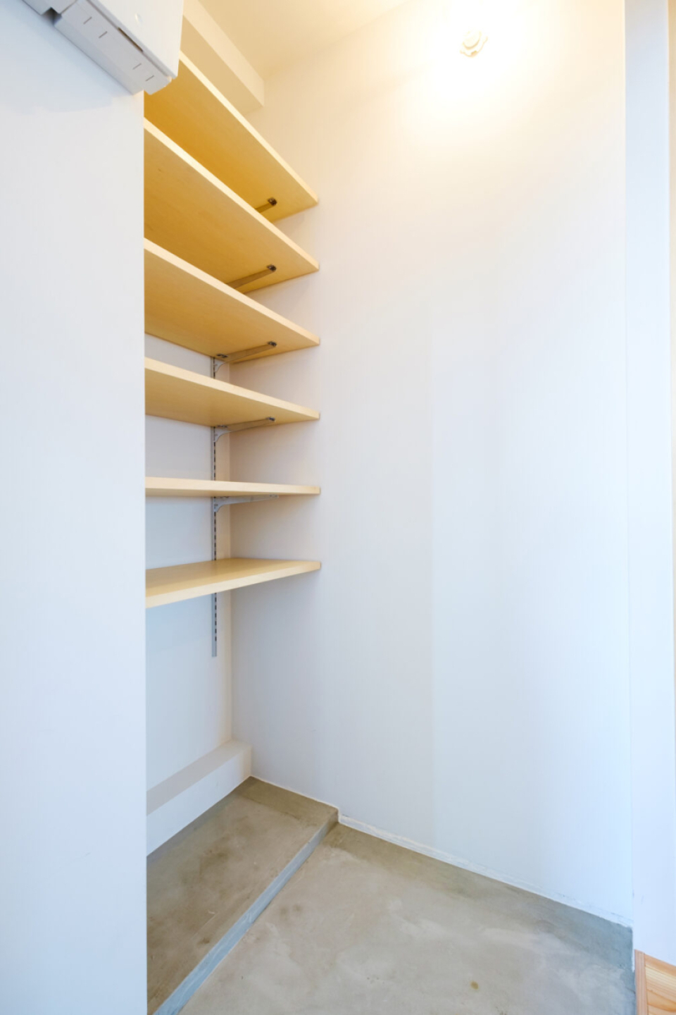 玄関土間のムラ感も堪らない…！