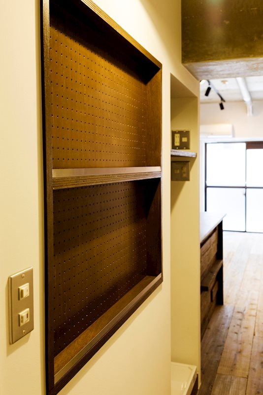 有孔ボードを活用して鍵や小物をディスプレイ