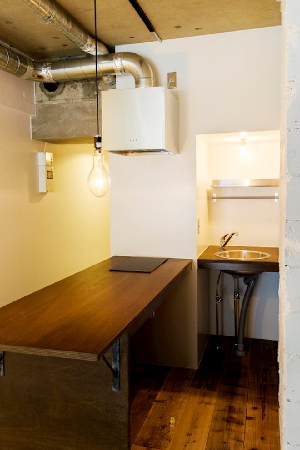 “イカ釣り電球”でムーディーな雰囲気に