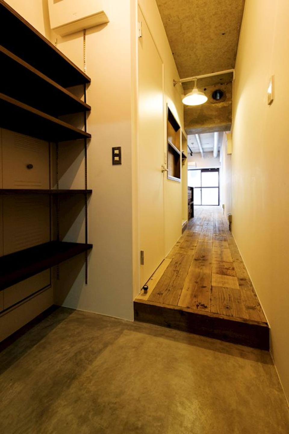 玄関土間のムラのある感じもかっこいいです