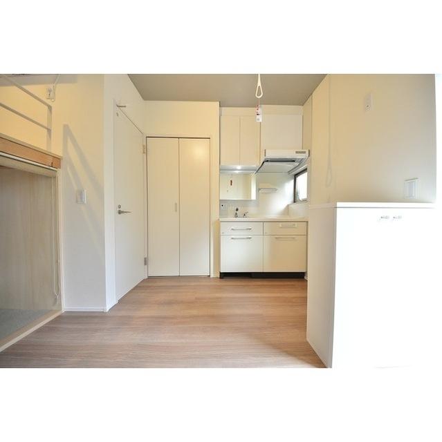 キッチン前にはテーブルを置くことができそう。折り畳み式にすれば圧迫感が減らせます。