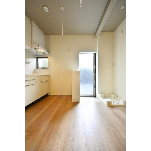 玄関ドアは採光の役割も担っています。