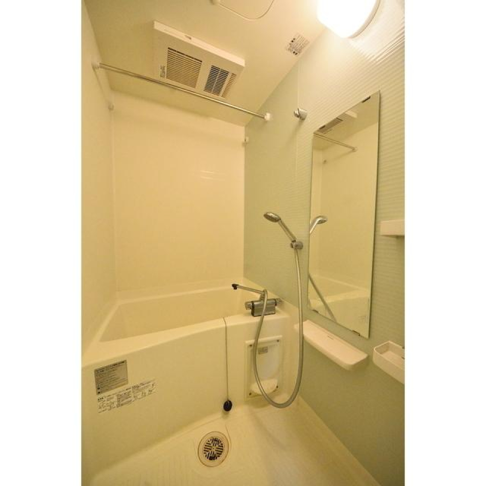 浴室はシンプルな造りです。棚付きなのでシャンプーなどの置き場所に困りません。